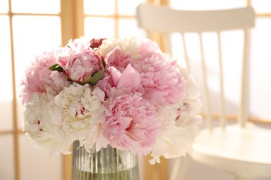 İçerideki vazoda güzel şakayıklar, yakın plan. Metin için boşluk