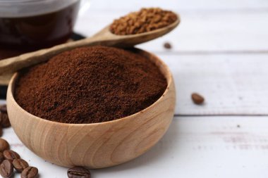 Beyaz ahşap masada farklı kahve ve fasulye türleri, yakın plan.