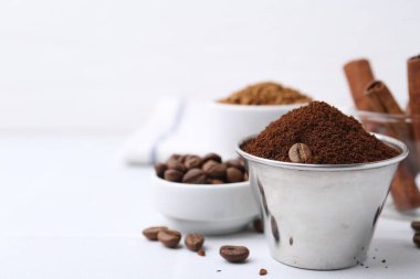 Işık masasında kahve tozu ve fasulye, seçici odaklanma. Metin için boşluk