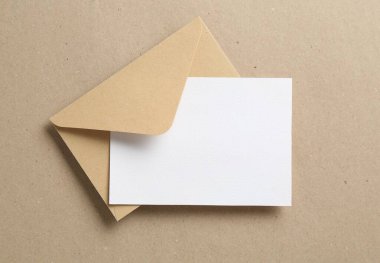 Karton üzerinde boş davetiye ve zarf, üst manzara. Tasarım için boşluk