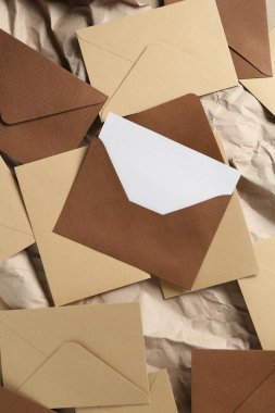 Boş davetiye kartı ve zarflar parşömen kağıdında, düz konum