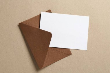 Karton üzerinde boş davetiye ve zarf, üst manzara. Tasarım için boşluk
