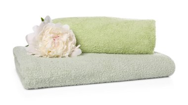 Yumuşak havlular ve şakayık çiçekleri beyaz üzerine izole edilmiş.