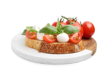 Beyaz peynirli, domatesli ve fesleğenli lezzetli sandviç.