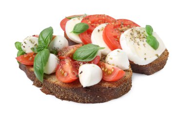 Peynirli, domatesli, fesleğenli ve baharatlı lezzetli sandviçler.