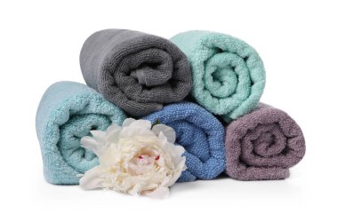 Yumuşak havlular ve şakayık çiçekleri beyaz üzerine izole edilmiş.