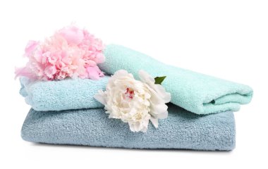 Yumuşak havlular ve şakayık çiçekleri beyaz üzerine izole edilmiş.