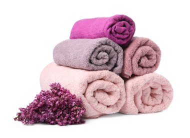 Yumuşak havlular ve beyaza ayrılmış leylak çiçekleri.