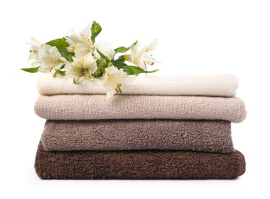 Yumuşak havlu yığını ve beyaz zambaklar.