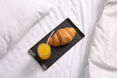 Yatakta nefis bir kahvaltı tepsisi, üst manzara.