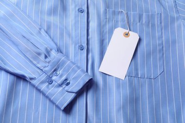 Açık mavi gömlekli karton etiket, üst görünüm