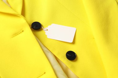 Sarı ceketin üzerindeki karton etiket, yukarıda.