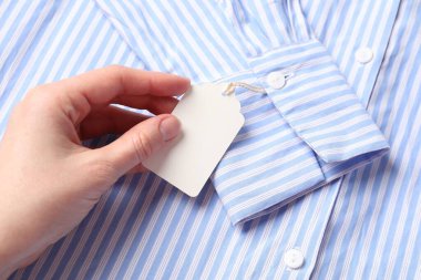 Üstünde çizgili tişört olan bir kadın var.