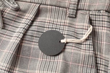 Damalı pantolondaki karton etiket, üst görünüm