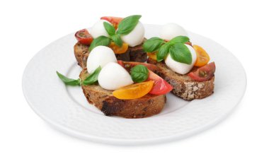 Beyaz peynirli, domatesli ve fesleğenli lezzetli sandviçler.