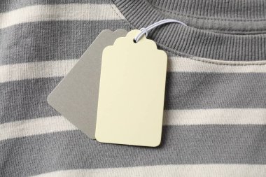 Çizgili giysinin üzerindeki karton etiketler, üst görünüm