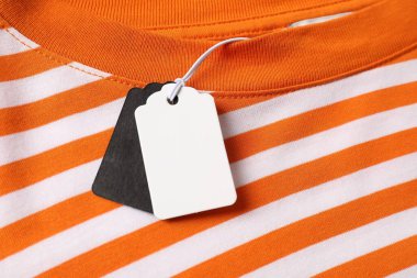 Çizgili giysinin üzerindeki karton etiketler, üst görünüm