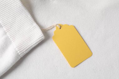 Beyaz giysili karton etiket, üst görünüm