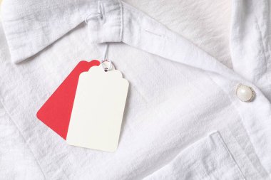 Beyaz gömlekte karton etiketler, üst görünüm