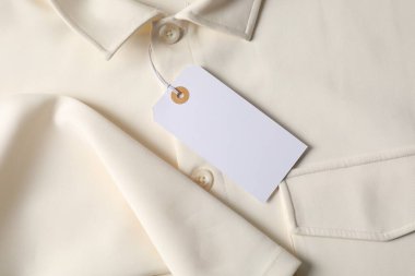 Bej gömlekte karton etiket, üst görünümde