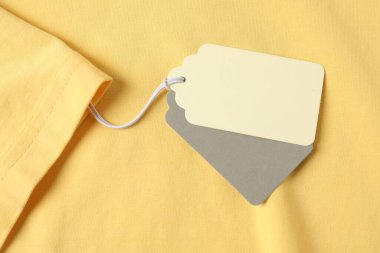 Sarı elbisedeki karton etiketler, üst manzara.