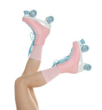 Beyaz arka planda patenli kadın, yakın plan.