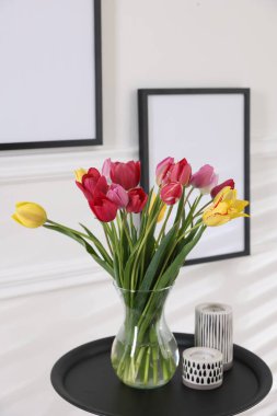 İçerideki masada güzel laleler ve dekorlar.