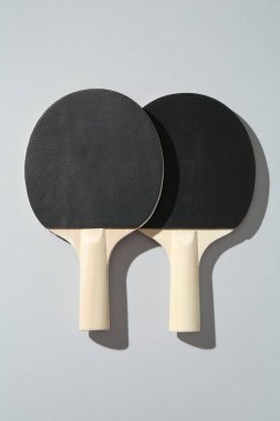 Ping pong raketleri açık arkaplanda, üst görünümde