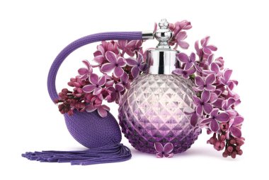 Bir şişe lüks parfüm ve beyaza ayrılmış leylak çiçekleri.