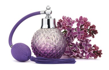 Bir şişe lüks parfüm ve beyaza ayrılmış leylak çiçekleri.
