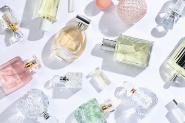 Lüks parfümler ve beyaz arka planda güzel leylak çiçekleri.