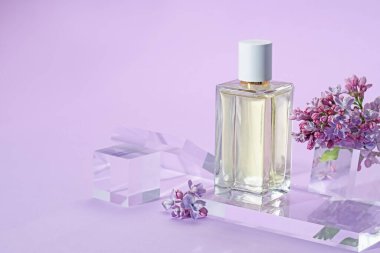Mor arka planda parfüm şişesi ve leylak çiçeklerinin şık sunumu, yakın plan. Metin için boşluk
