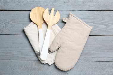 Mutfak gereçleri ve fırın eldiveni açık gri ahşap masa, üst manzara