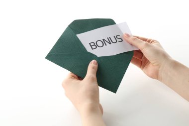 Beyaz arka planda bonus yazılı zarf tutan kadın, yakın plan.