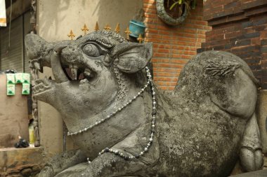 Bali, Endonezya - 15 Mayıs 2025: Şehir caddesinde güzel antik yaban domuzu heykeli