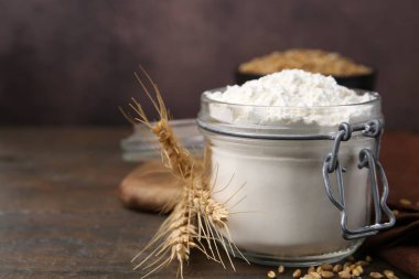 Buğday unu, tahıl ve çiviler ahşap masada, yakın plan. Metin için boşluk