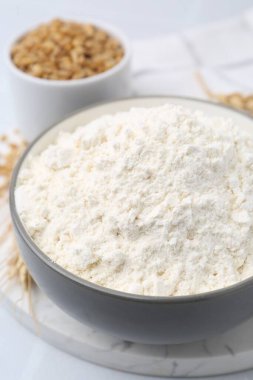 Buğday unu, tahıl ve çiviler beyaz masada, yakın plan.