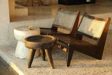 Boş ahşap sandalyeler ve kahve masaları.