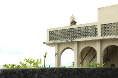 Eski istasyon binası ve bitkilerin manzarası. Metin için boşluk