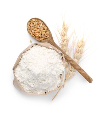 Kağıt torbada buğday unu, beyaz arka planda tahıl ve çiviler, üst manzara