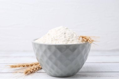 Buğday unu kasede ve çiviler açık tahta masada, yakın plan.