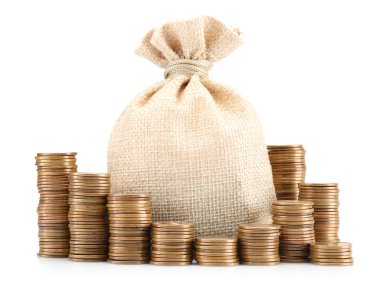 Torbalar ve istiflenmiş paralar beyaza izole edilmiş.