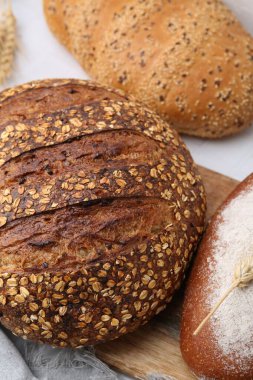 Taze ekmek somunları beyaz masada, düz yatıyordu.