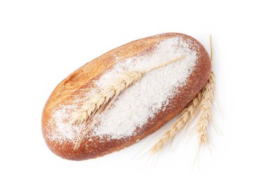 Taze ekmek ve çiviler beyaza izole edilmiş, üst manzara