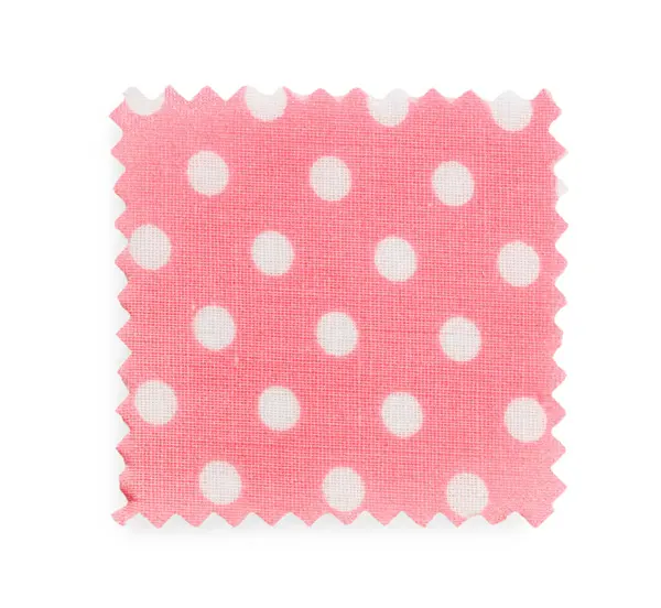 Puantiyeli pembe kumaş örneği beyaz, üst görünümde izole edilmiş.