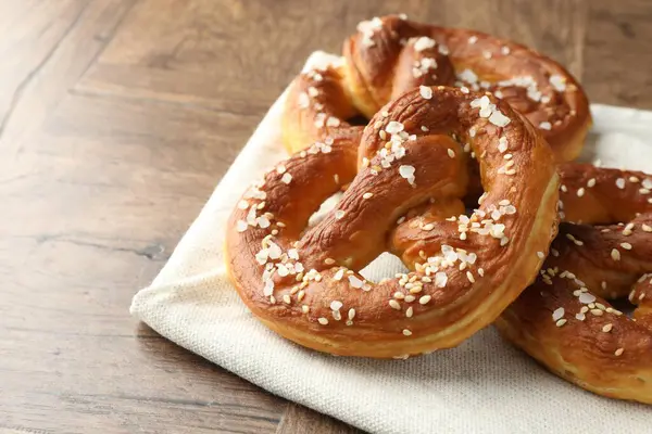 Ahşap masada tuzlu krakerler, yakın plan. Metin için boşluk