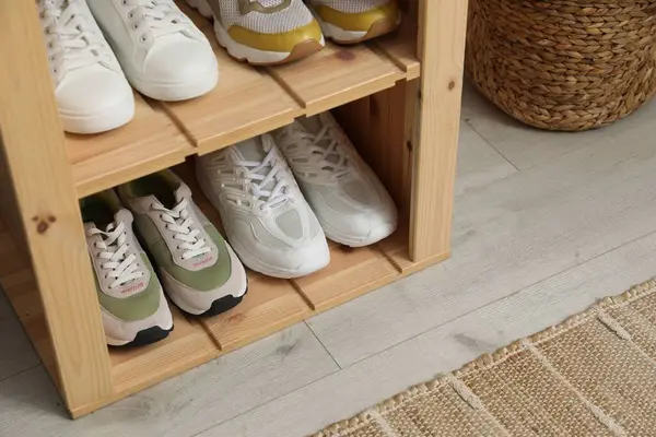 İçerideki raflarda farklı ayakkabılar, yakın plan. Ayakkabı deposu