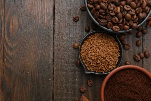 Tahta masa üzerinde farklı kahve ve fasulye türleri, düz yatıyordu. Metin için boşluk