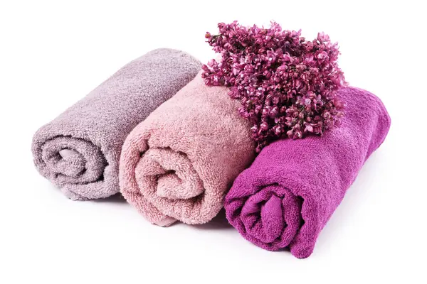 Yumuşak havlular ve beyaza ayrılmış leylak çiçekleri.