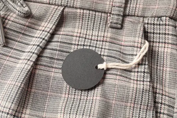 Damalı pantolondaki karton etiket, üst görünüm